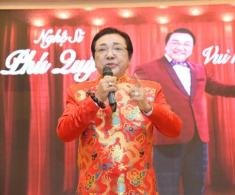 Nam NSƯT tiền nhiều tới mức “nhét bao tải”, giờ U80 được người đẹp kém 22 tuổi chăm sóc, tóc đen như thời trai tráng