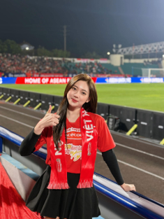 Ngắm bóng hồng xinh đẹp trên khán đài AFF Cup 2024 - MC Huyền Trang