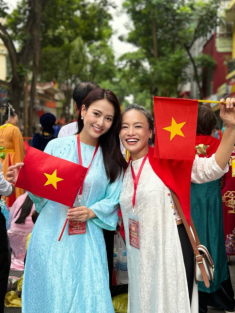 Ngắm dàn mỹ nhân VTV mặc áo dài rực rỡ, dậy từ 5 giờ sáng vẫn xinh như hoa tham dự buổi hợp luyện mừng Quốc khánh