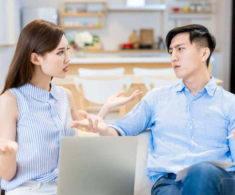 Ngày lễ tình yêu, em trai chồng cho tôi một món quà, hộp quà mở ra bố chồng yêu cầu họp gia đình