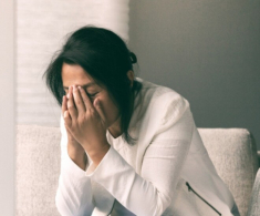 Ngoài phòng sinh của con gái, thấy tin nhắn hiện trên điện thoại chàng rể, tôi liền đưa mẹ con nó về nhà