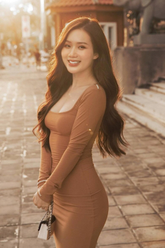 Ngọc Anh “Phố trong làng” khoe vóc dáng sau sinh 3 tuần như gái còn son, gợi nhớ đến hình ảnh “Quỳnh búp bê”