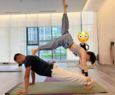 Ngọc Huyền khoe dáng người cực dẻo như diễn xiếc ở tuổi nghỉ hưu, con trai Chí Trung phải “bái phục mẫu hậu”