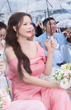 Nhan sắc vị khách mời muốn “giật” hoa cưới của Hồ Quỳnh Hương, lên truyền hình nước ngoài vẫn đẹp phát sáng