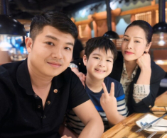 Nhật Kim Anh cùng chồng cũ quây quần hạnh phúc bên con trai, quý tử nay rõ nét tuấn tú giống hệt bố