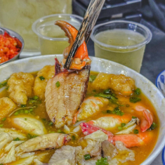 Những quán bánh canh Sài Gòn có giá “trên trời”, 700.000 đồng/tô vẫn khen rẻ, bán vỉa hè ngon như nhà hàng