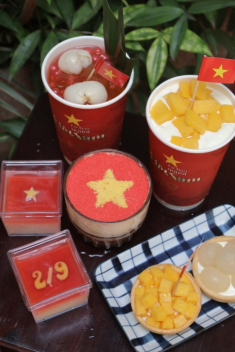 Những quán cafe rực rỡ cờ hoa dịp Quốc khánh 2/9: Lưu lại ngay để tranh thủ “check-in” trước khi đông nghịt khách!