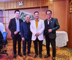 NSND Trần Nhượng đứng cạnh trông trẻ hơn con trai “đại gia”, phong độ ngời ngời không nhìn ra là ông nội ngoài 70