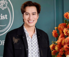 NSƯT Việt Anh lại gây chú ý khi xuất hiện ở sự kiện bởi vẻ ngoài bóng bẩy, “dính như sam” với Quỳnh Nga