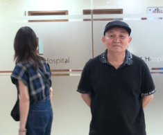 NSƯT Xuân Hinh đợi ngoài phòng sinh tự tay bế bồng cháu ngoại, mê mẩn ngắm “tiểu công chúa” nhà “vua hài đất Bắc”