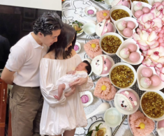 NSƯT Xuân Hinh mừng đầy tháng cháu ngoại trong cơ ngơi chục tỷ, khoe cảnh cùng ông bà sui gia bế bồng “cục vàng”