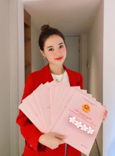Nữ giảng viên nhiều sổ đất nhất Vbiz có nhan sắc xinh đẹp như tiên, đi làm mỗi ngày một bộ không trùng lặp