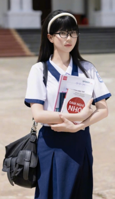 “Nữ hoàng nội y” khiến fan dụi mắt với hình tượng nữ sinh ngọt ngào