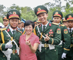 Nữ MC VTV “lọt thỏm” giữa dàn chiến sĩ tập luyện cho nhiệm vụ A80: Có con trai 2k5 nổi tiếng “rần rần” trên mạng