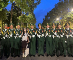 Nữ phóng viên người Lào đẹp như hoa hậu tác nghiệp diễu binh: Từ chối du học Mỹ, nhận học bổng Thạc sĩ tại Việt Nam