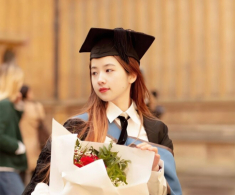 Nữ tiến sĩ Toán học bị bạo lực mạng vì nhan sắc quá xinh đẹp, ăn mặc thời thượng chẳng kém giới thượng lưu