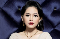 Nữ tiếp viên hàng không xinh đẹp khiến vua hàng hiệu mê mệt, nay là “bà hoàng” của đế chế tỷ đô, nhận tước Hiệp sĩ ở tuổi 51