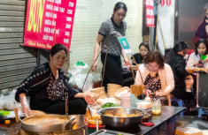 Ở Hà Nội có gánh bún riêu vỉa hè tên “kém sang”, mỗi đêm bán 700 bát, khách xếp hàng chờ đến lượt