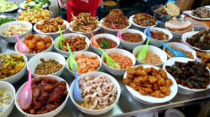 Ở Hà Nội có một quán “cơm bụi nhà giàu”, ngồi ăn vỉa hè, giá 200.000 đồng/suất vẫn chật kín khách 