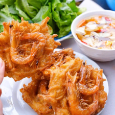 Ở Hà Nội có quán bánh tôm bán vỉa hè hơn 30 năm, khách xếp hàng dài chờ mở cửa, 50.000 đồng là no căng bụng