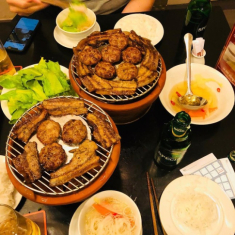 Ở Hà Nội có quán bún chả mang style Hàn Quốc, khách nướng thịt ngay tại bàn, giá “chát” mà vẫn đông nườm nượp