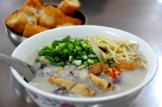 Ở Sài Gòn có món cháo đặc sản, từng là món “cứu cánh lúc đói” của sinh viên, nay bán vỉa hè đông khách nườm nượp