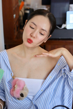 Phương Linh khoe cận làn da láng mịn “không tì vết” khi đến Quy Nhơn
