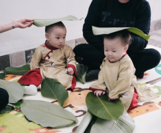 Phương Oanh đưa 2 con về quê ngoại chuẩn bị Tết, cặp sinh đôi mặc áo dài đáng yêu, thích thú khi xem gói bánh chưng