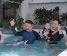 Phương Oanh - Shark Bình khoe cặp song sinh hơn 1 tuổi đã biết nổi trên mặt nước, quý tử Jimmy bản lĩnh hệt bố