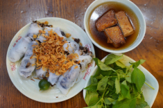 Quán bánh cuốn ăn kèm cà cuống 70 năm tuổi nhận sao Michelin, đắt nhất nhì Hà Nội mà ngày bán cả nghìn suất