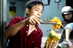 Quán bánh tráng trộn có vị lạ nhất Sài Gòn, không gian bé xíu mà hút khách nhờ loại nước sốt “thần thánh” độc quyền