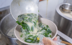 Quán “bún cá sữa” duy nhất ở Hà Nội, hương vị độc lạ bán hơn 1000 bát/ ngày, nhân viên phục vụ không ngơi tay