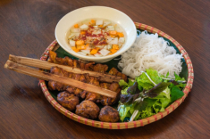 Quán bún chả gia truyền ở Hà Nội ngày bán 300 suất, hút khách bởi cách làm kỳ công cho vị siêu cuốn
