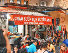 Quán cháo sườn đắt nhất Hà Nội, khách xếp hàng để được ngồi vỉa hè ăn cháo, đông hay hè vẫn bán 500 bát/ngày