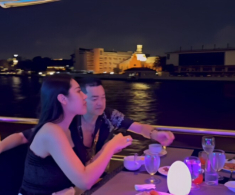 Quang Minh đưa bạn gái kém 37 tuổi đi ăn tối sang chảnh trên du thuyền, công khai “khóa môi” giữa chốn đông người