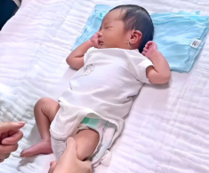 Quang Minh xỏ khuyên tai cho quý tử 6 ngày tuổi, vợ trẻ khoe cảnh con riêng bế em trai “nửa huyết thống”