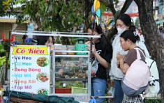Quầy hàng ăn độc lạ của bà chủ 60 tuổi ở TPHCM, khách ngượng đỏ mặt khi gọi món