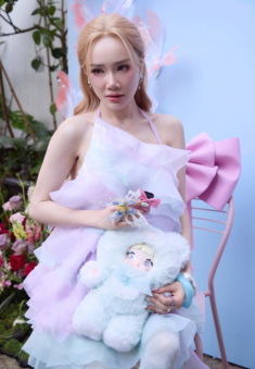 Sắc vóc đang thời kỳ đỉnh cao, thế nhưng Nhã Phương vẫn “đầu hàng” dấu hiệu lão hóa này