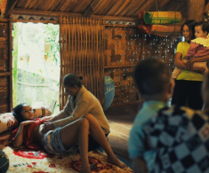 Sao Việt 24h: Chồng H‘Hen Niê lo lắng cảnh vợ mang thai nhưng em bé cứ “lộn mèo”, phải tìm bà đỡ đến nhà nắn bụng