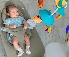 Sao Việt 24h: Con trai lai Ấn của Võ Hạ Trâm được mẹ mua cho đồ chơi mới nhưng mặt vẫn “khó đăm đăm”
