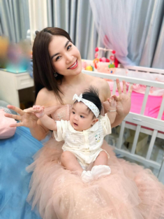 Sao Việt 24h: Nghệ sĩ Việt khép lại ngày cuối năm: Người hạnh phúc được đón “bé rồng”, người nhớ lại chặng đường năm cũ