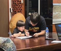 Sao Việt 24h: NSND Xuân Bắc tự hào đăng ảnh Bi Béo dạy em trai học, nhận xét quý tử “che phủ” hết người em
