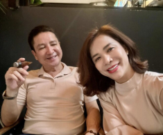 Sao Việt 24h: NSƯT Chí Trung và bạn gái kém 17 tuổi gặp sự cố không thể xuất cảnh, phải quay về dù đã ra sân bay