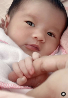 Sao Việt 24h: Võ Hoàng Yến khoe cận diện mạo con gái quốc tịch Mỹ, bé có đôi mắt được ví như “nàng thơ”