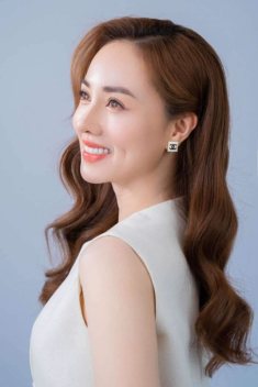 Sao Việt 24h: Vợ trẻ của NSND Công Lý khoe “thành quả” sau khi phẫu thuật thẩm mỹ, nhan sắc hiện tại gây chú ý