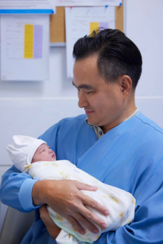 Sao Việt chung cảnh “cha già con mọn”: Chi Bảo chăm con gái duy nhất cực khéo, Bằng Kiều đưa quý tử đi diễn cùng