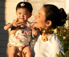 Sao Việt đưa con sang Mỹ đoàn tụ ông bà: 2 quý tử Đinh Ngọc Diệp giống ông, ái nữ Võ Hoàng Yến ra mắt gia đình nội