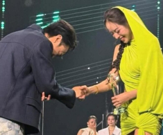 Sao Việt xôn xao khoảnh khắc Soobin - Thanh Thủy “thì thầm”: HH Tiểu Vy nói cô em “cười tít mắt”, Tuấn Hưng nhìn không rời