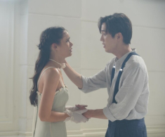 Sau cưới chồng đưa lương cho mẹ giữ, 3 năm sau mẹ chồng khóc lóc hối hận đưa tôi một tờ giấy