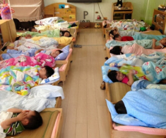Sau giấc ngủ trưa ở trường mẫu giáo, người mẹ phát hiện mông con có nhiều vết bầm tím, biết lý do liền kiện hiệu trưởng